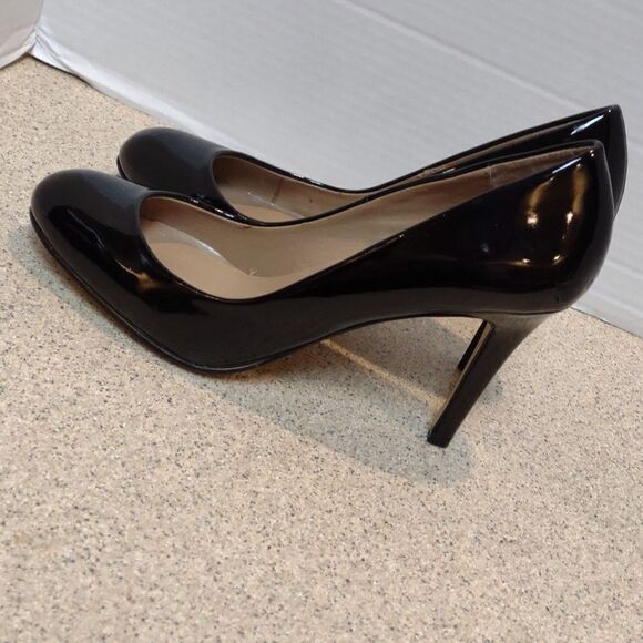 👍 Ann Taylor Black Heels.   A1 - Picture 3 of 5